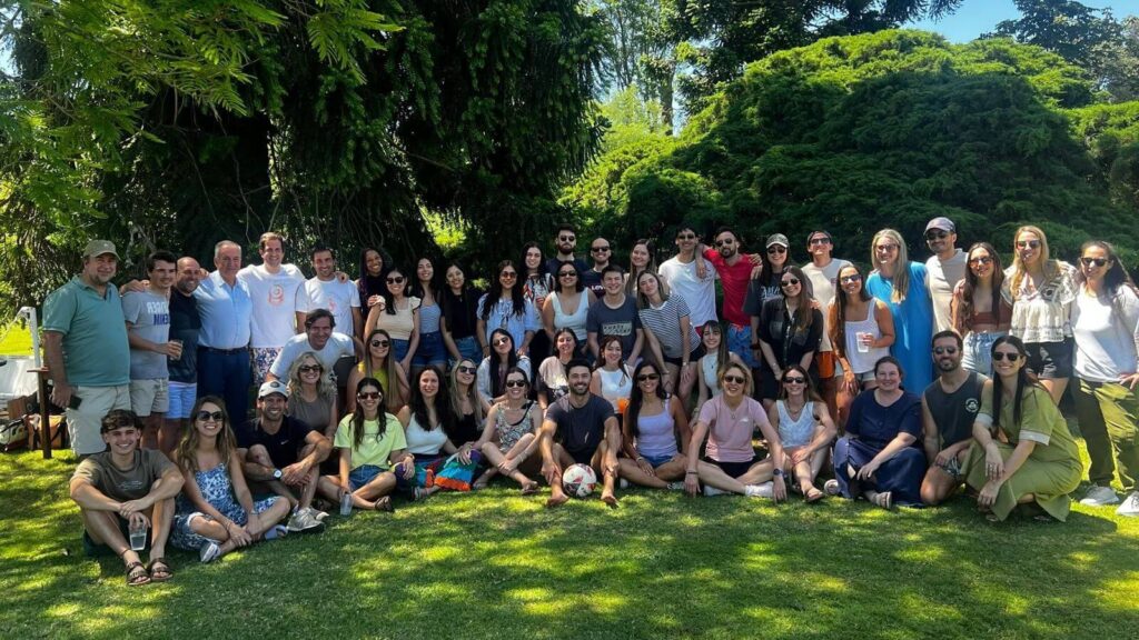 La Firma Un grupo de personas sobre un cesped