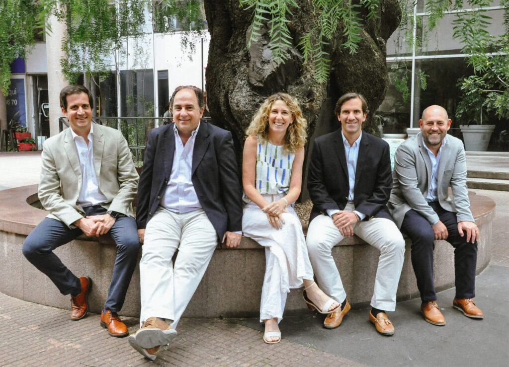 La Firma Grupo de profesionales sentados casualmente alrededor de un árbol