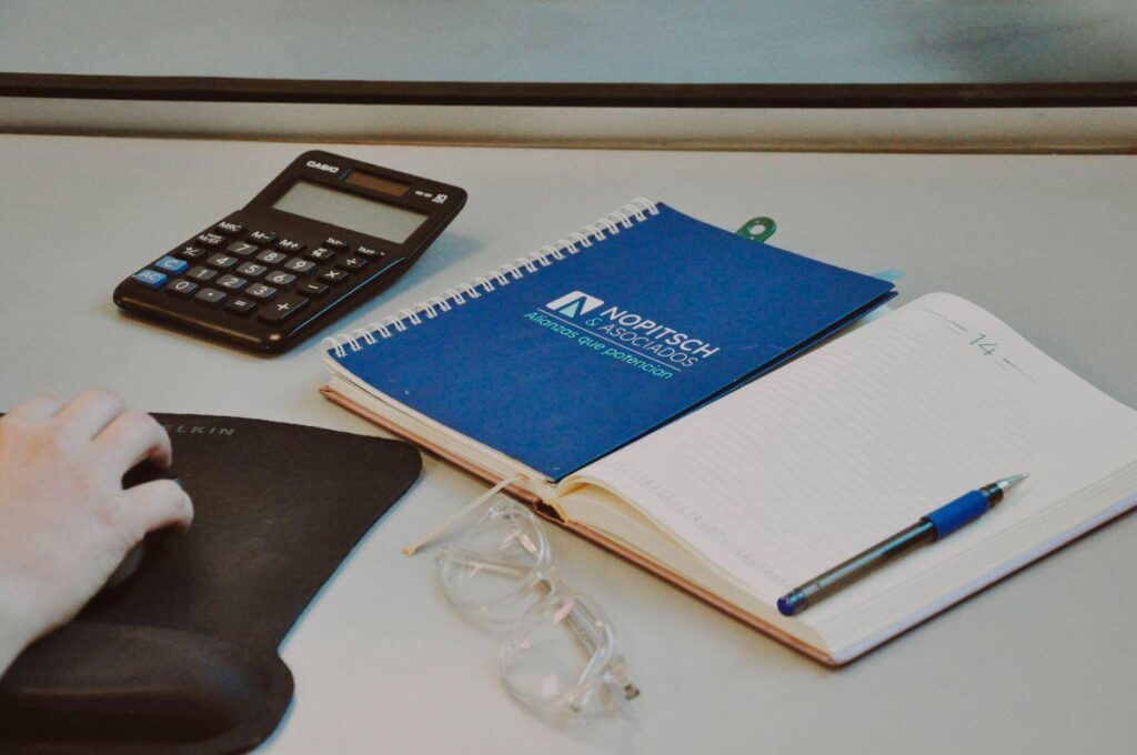Agenda y calculadora sobre un escritorio