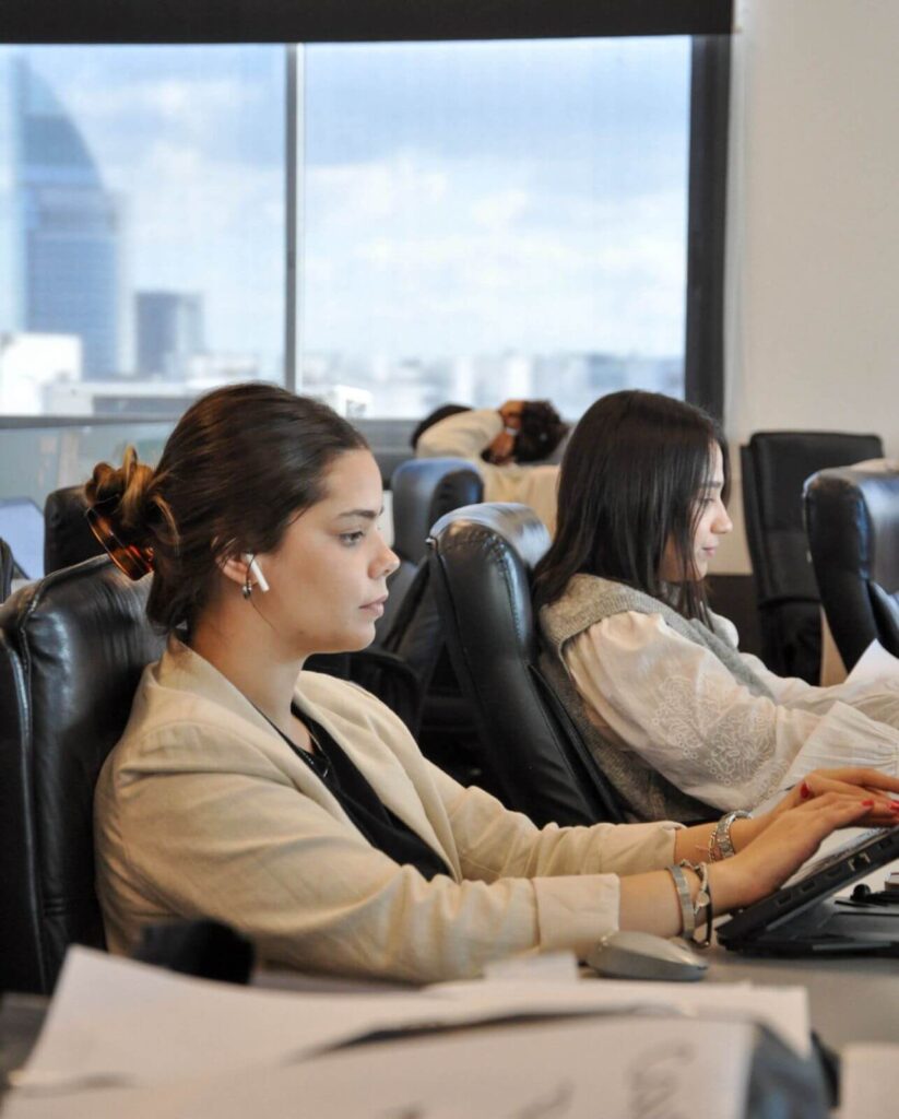 Clientes Mujer joven sentada trabajando en una oficina con vista