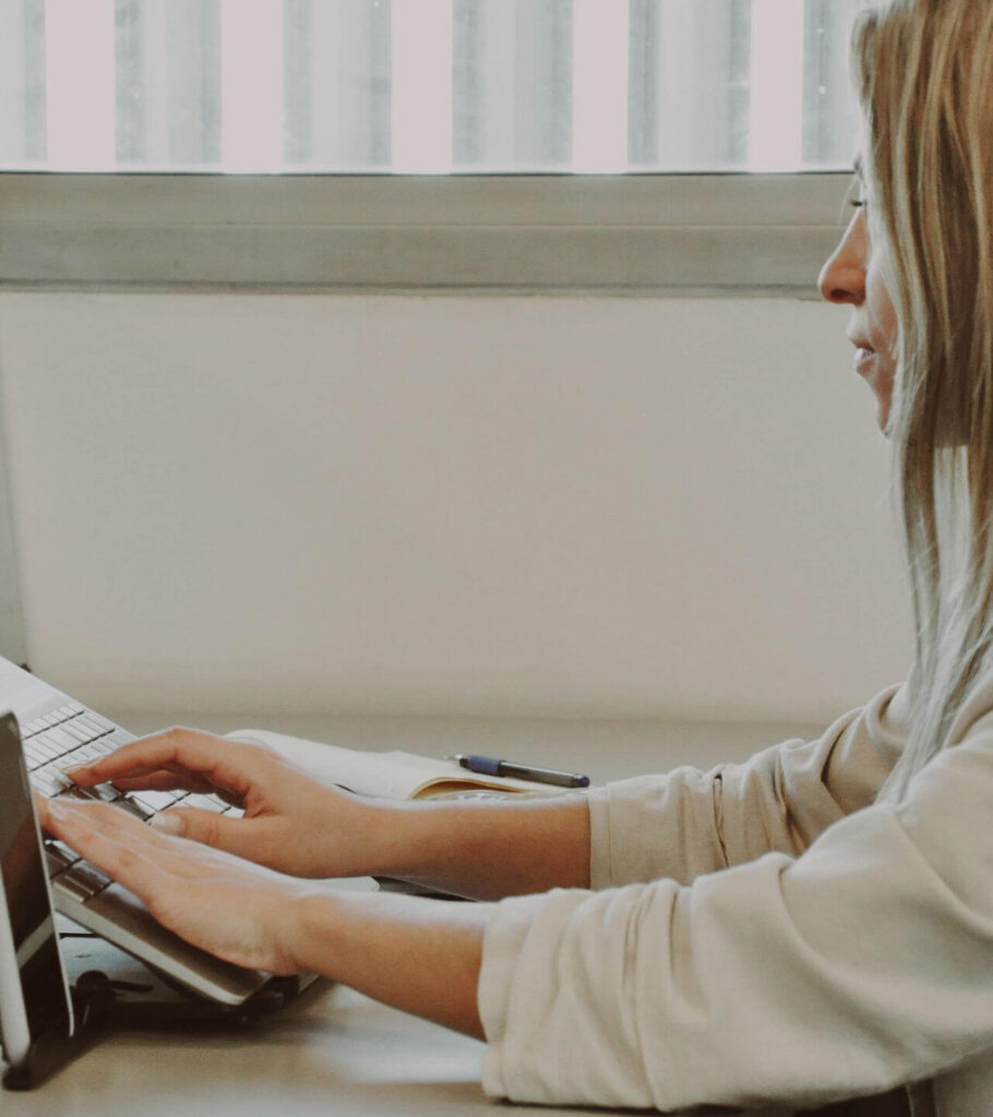 Clientes mujer escribiendo en un teclado