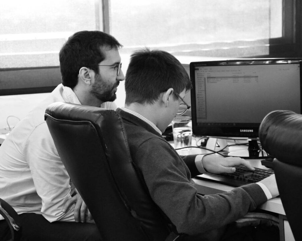 Dos hombres profesionales trabajando en una oficina